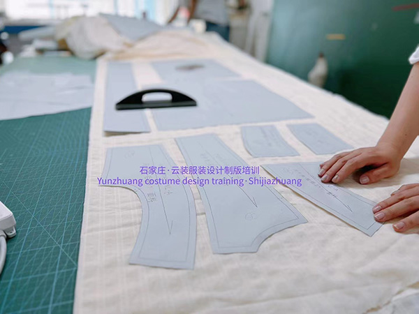 【云裝，日?！? /></a>
                                <h3><a href=